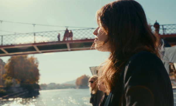 femme regarde pont de lyon sur une peniche